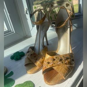 Carlos by Carlos Santana Flora Heels